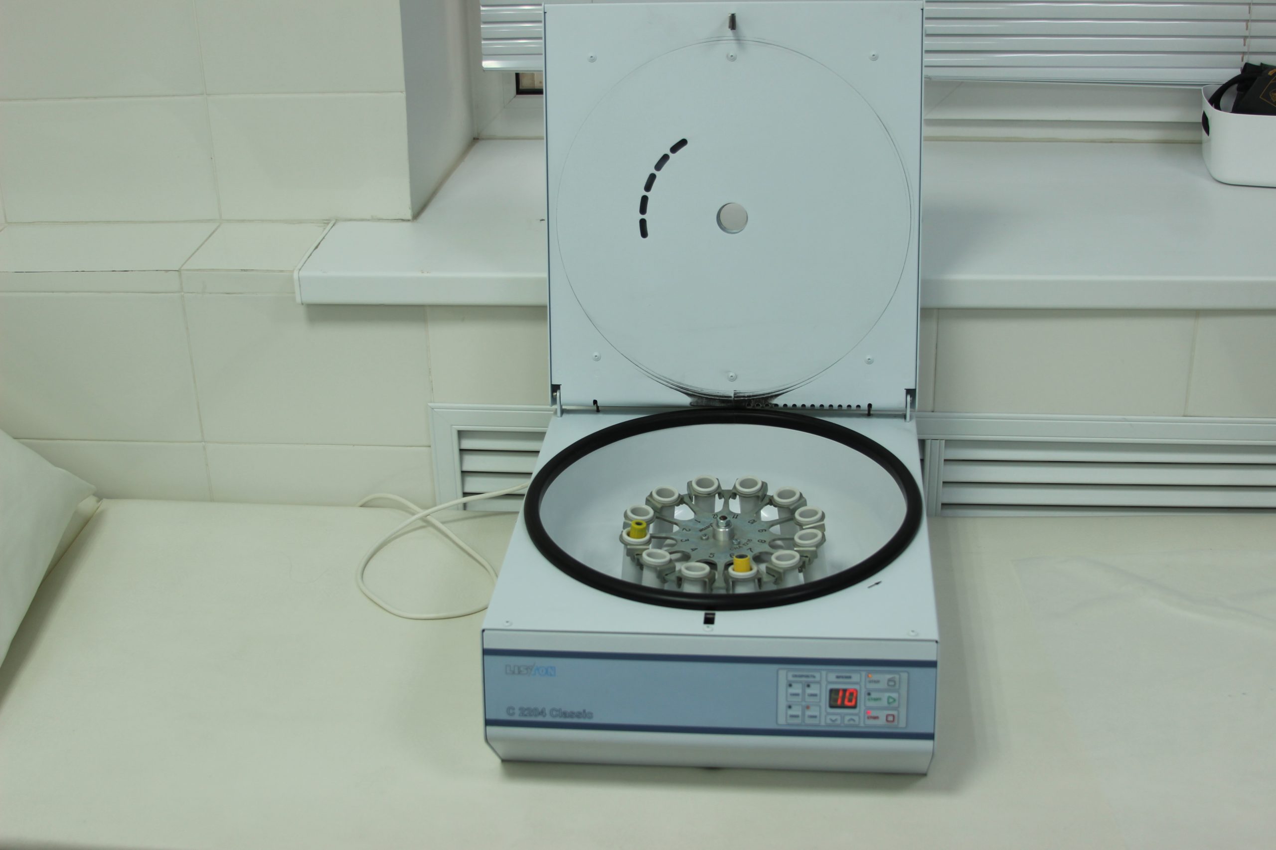 Центрифуга лабораторная медицинская Liston C 2204 Classic